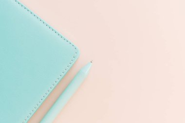 Minimum arkaplanlı Pastel defter köşesi.