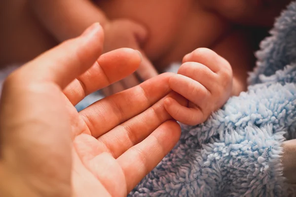 Baby's hand mor — Stockfoto