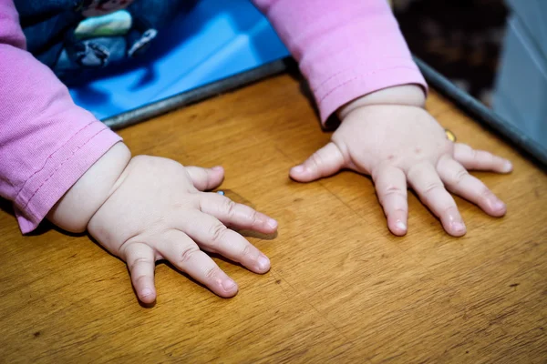 Çocuğun elleri