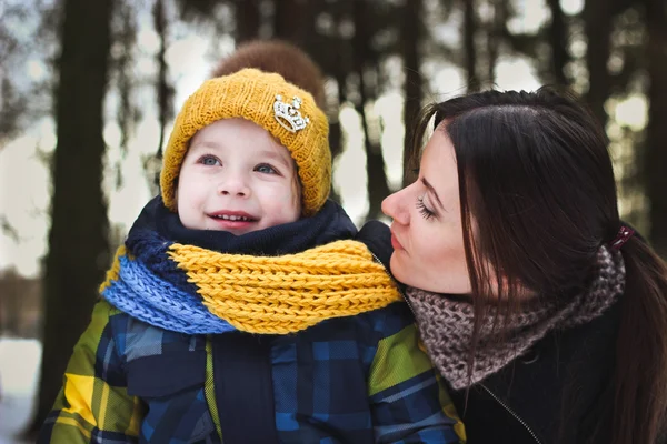 Mamma och son på naturen på vintern Royaltyfria Stockbilder