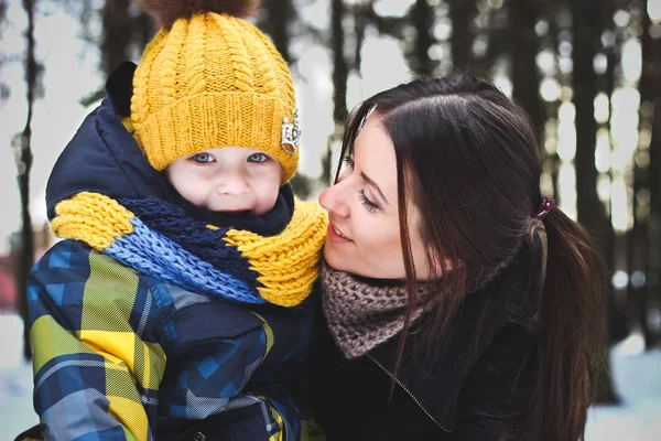 Mamma och son på naturen på vintern Stockbild