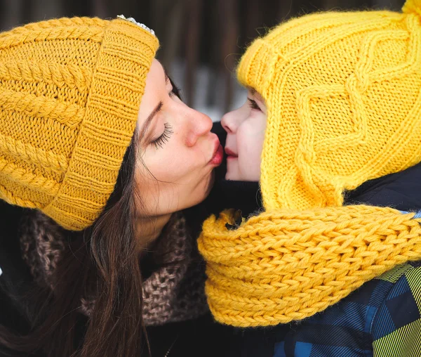Beijo de mãe — Fotografia de Stock