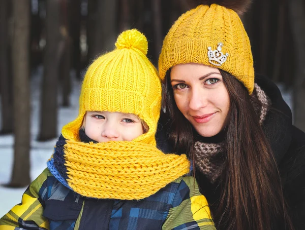 Anne ve oğlu kışın niteliğine
