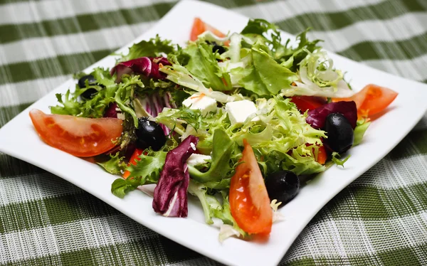 Salade grecque sur une assiette blanche — Photo