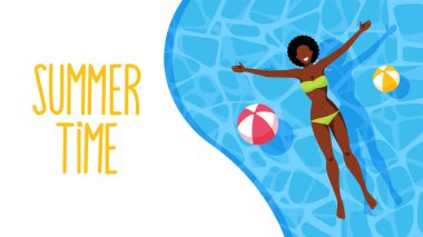 Yaz dönemi mektupları. Havuzda yüzen bir kadın. Plaj toplarıyla suda yüzen genç bir model. Manzara, tatiller. Düz moda biçiminde vektör illüstrasyonu.