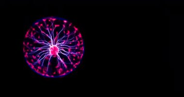 Plazma topu pürüzsüz morumsu alevlerle koyu arkaplanda