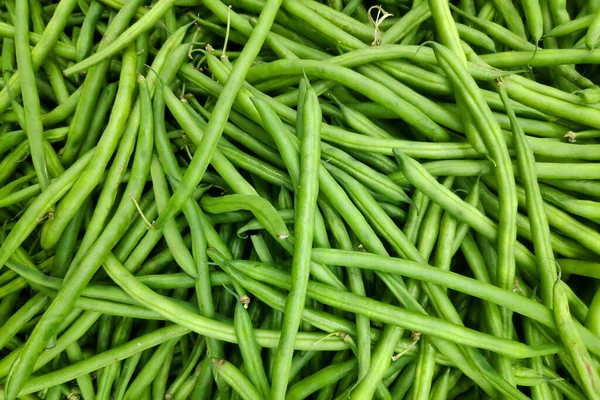 Close Een Stapel Groene Bonen Een Marktkraam — Stockfoto