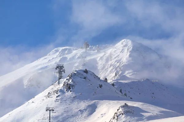 Порожній Гірськолижний Підйомник Прямує Вершини Засніженої Гори Загубленої Хмарі — стокове фото