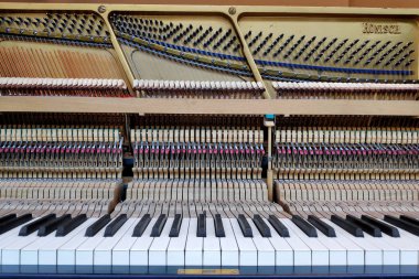 Berlin, Almanya - 21 Haziran 2019: Geman üreticisi Karl Ronisch 'in eski piyanosu.