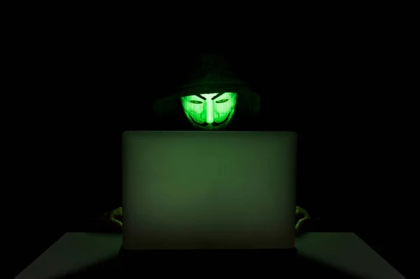 Член Группы Анонимных Хакеров Маске Перед Своим Ноутбуком Время Взлома — стоковое фото