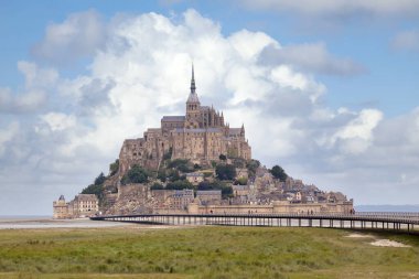 Saint Michael Dağı (Fransızca: Mont-Saint-Michel) Fransa 'nın Normandiya kentinde bir gelgit adasıdır..
