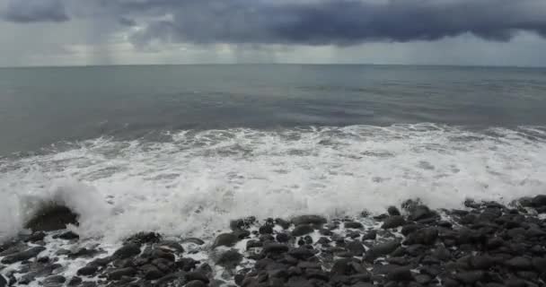 Hullámok Ütköznek Kavicsos Strandon Nagy Esőzések Partjainál Reunion Island — Stock videók