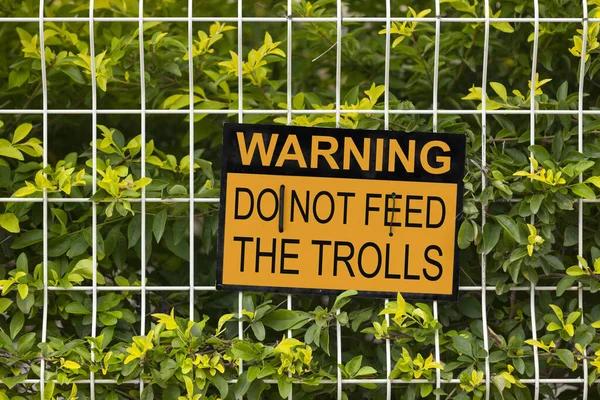 Черно Желтый Предупреждающий Знак Заборе Гласит Предупреждение Кормите Троллей — стоковое фото