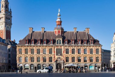 Lille, Fransa - 22 Haziran 2020: The Vieille Bourse (Eski Borsa), Lille Ticaret ve Sanayi Odası 'nın eski binasıdır..