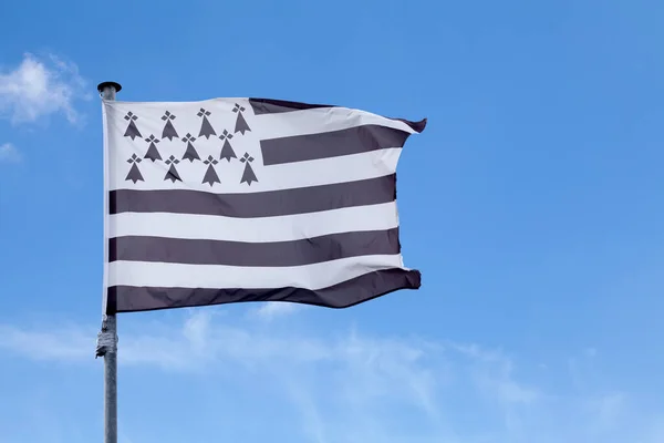 Brittany bayrağına Gwenn-ha-du denir, Breton dilinde beyaz ve siyah anlamına gelir..