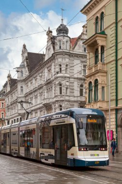 Graz, Avusturya - 28 Mayıs 2019: Graz Belediyesi yakınlarındaki 5 numaralı tramvayın tramvayı.