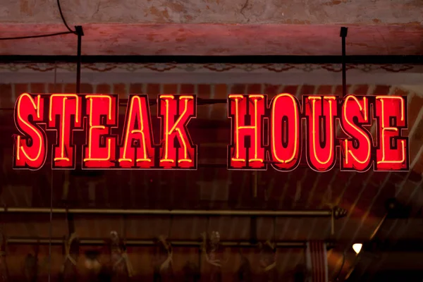 Czerwone Neonowe Światło Ukształtowane Napis Steak House Nad Oknem Restauracji — Zdjęcie stockowe