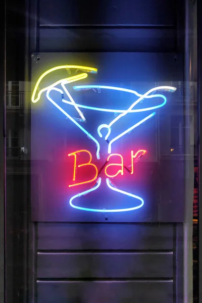 Großaufnahme Auf Einem Neonlicht Form Eines Cocktailglases Mit Dem Wort — Stockfoto