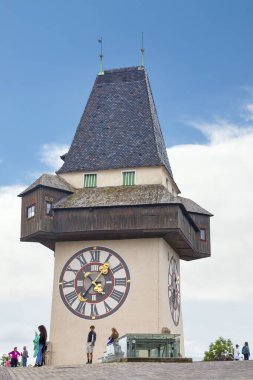 Graz, Avusturya - 28 Mayıs 2019: Saat Kulesi (Almanca: Uhrturm) şehir için tanınabilir bir simgedir ve saatin ellerinin, büyük olanın saatleri işaretlerken küçük olanın dakikalar sürdüğü ortak kavram ile zıt rollere sahip olması nedeniyle alışılmadık bir durumdur..