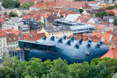 Graz, Avusturya - 28 Mayıs 2019: Şekil mavi binadaki nehir kenarındaki modern sanat müzesi Kunsthaus Graz 'ın havadan görünüşü.