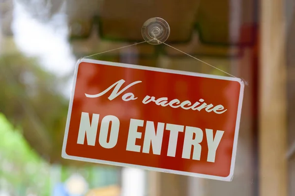 Bir mağazanın vitrinindeki kırmızı ışıkta 