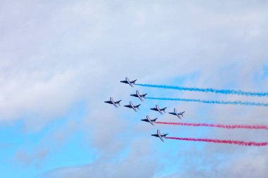 Paris, Fransa - 14 Temmuz 2021: Fransız Hava Devriyesi (Fransızca: Patrouille de France) Bastille Günü 'nü kutlamak için bir gösteri düzenledi..