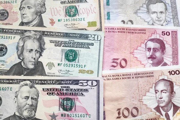 Zbliżenie Stos Dolarów Amerykańskich Oraz Znak Kabrioletu Bośni Hercegowiny — Zdjęcie stockowe