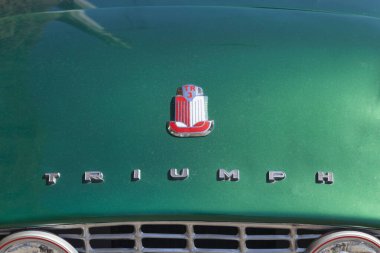 Plougasnou, Fransa - 17 Temmuz 2021 - The Triumph TR3 1955 ve 1962 yılları arasında Coventry, İngiltere merkezli Standard-Triumph Motor Company tarafından üretilen İngiliz spor otomobil..