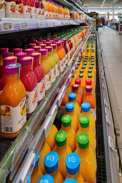 Morlaix フランス 2021年8月25日 スーパーマーケットのフルーツジュース棚 — ストック写真
