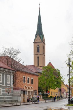 Zagreb, Hırvatistan - 13 Nisan 2019: Assisi kilisesindeki Aziz Francis Katedral yakınlarındaki eski kentte.