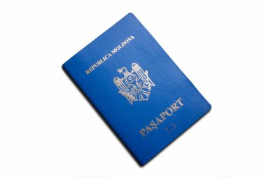 Beyaz arka planda izole edilmiş bir Moldova pasaportuna yakın plan.