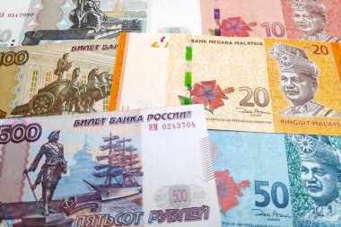 Bir yığın Rus Rublesi ve Malezya Halkası 'na yakın çekim.