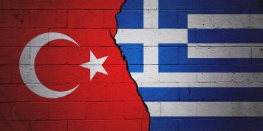 Kırık tuğla duvar, solda Türk bayrağı, sağda Yunan bayrağı ile boyanmış..