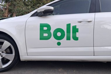 Larnaca, Kıbrıs - 24 Ekim 2025: Beyaz bir arabanın kapısında yeşil Bolt logosu. Estonyalı çok uluslu bir mobil şirketidir. Kiralık araç, yiyecek ve market hizmetleri ve araba paylaşım hizmetleri sunar..