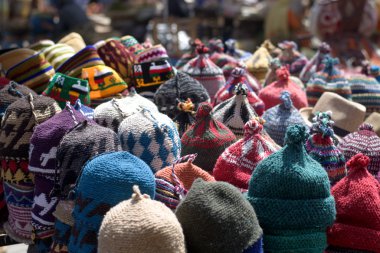 Arap ülkelerinde renkli şapka piyasaların