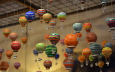 Gecenin karanlığında sallanan renkli sıcak hava balonu