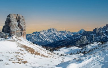 Dolomitlerdeki muhteşem Cinque Torri, Cortina d 'Ampezzo' nun güzelliklerinden biri.