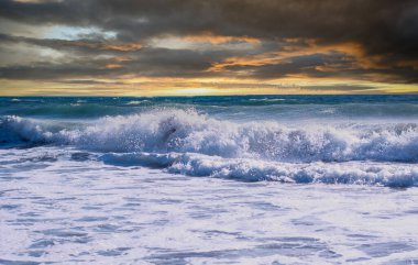 Güneş batıyor ve rüzgar ufukta bulutları topluyor.