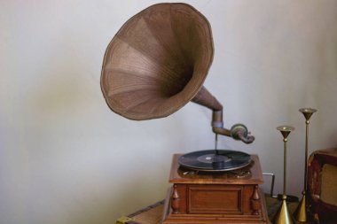 Işıklar yanıyor, koltuklar seyircileri bekliyor.