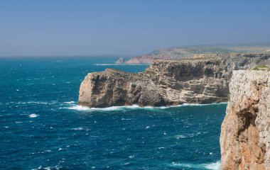 Işıklar yanıyor, koltuklar seyircileri bekliyor.
