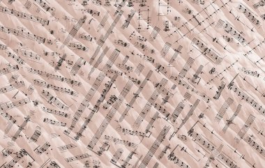 Işıklar yanıyor, koltuklar seyircileri bekliyor.