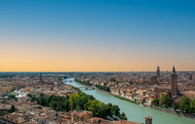 Muhteşem Verona, Adige Nehri 'ni geçti.