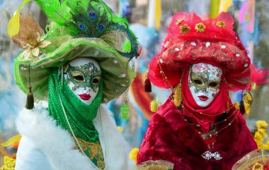 Renkli bir karnaval maskesi.