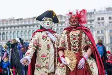 Karnaval için tuhaf alegorik, biraz garip maskeler.