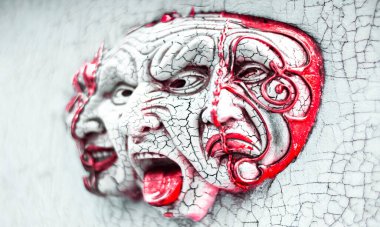 Eski beyaz bir duvardaki çatlaklardan üç kafa çıkıyor.