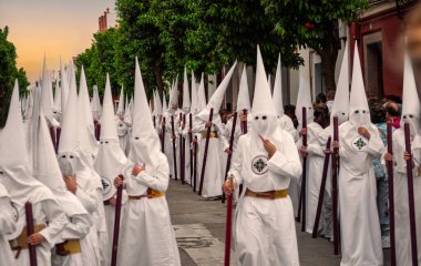 Katolik Paskalya törenlerindeki büyük maneviyat.