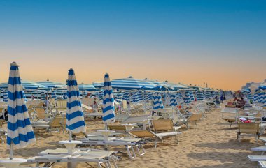 Güneş batar ve kumsal neredeyse ıssız olur.