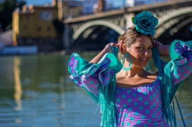 Flamenko elbiseli Endülüs kadınının güzel gülümsemesi.