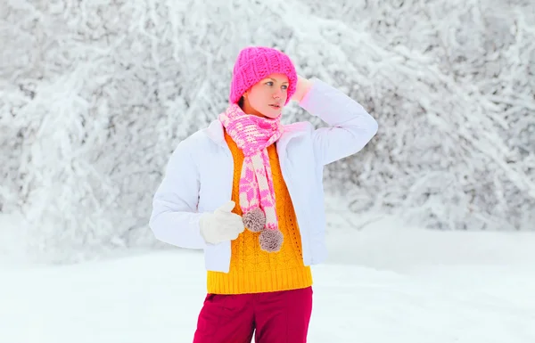 美丽的女人，在下雪的冬天穿颜色鲜艳的衣服 — 图库照片