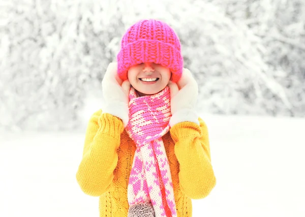 Glada leende flicka klädd i en färgglada Stickade kläder att ha kul — Stockfoto